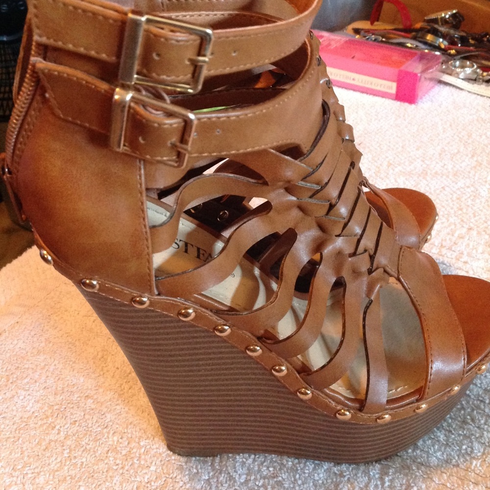 Lady's JustFab platforms and size 7 - Picture 5 of 6